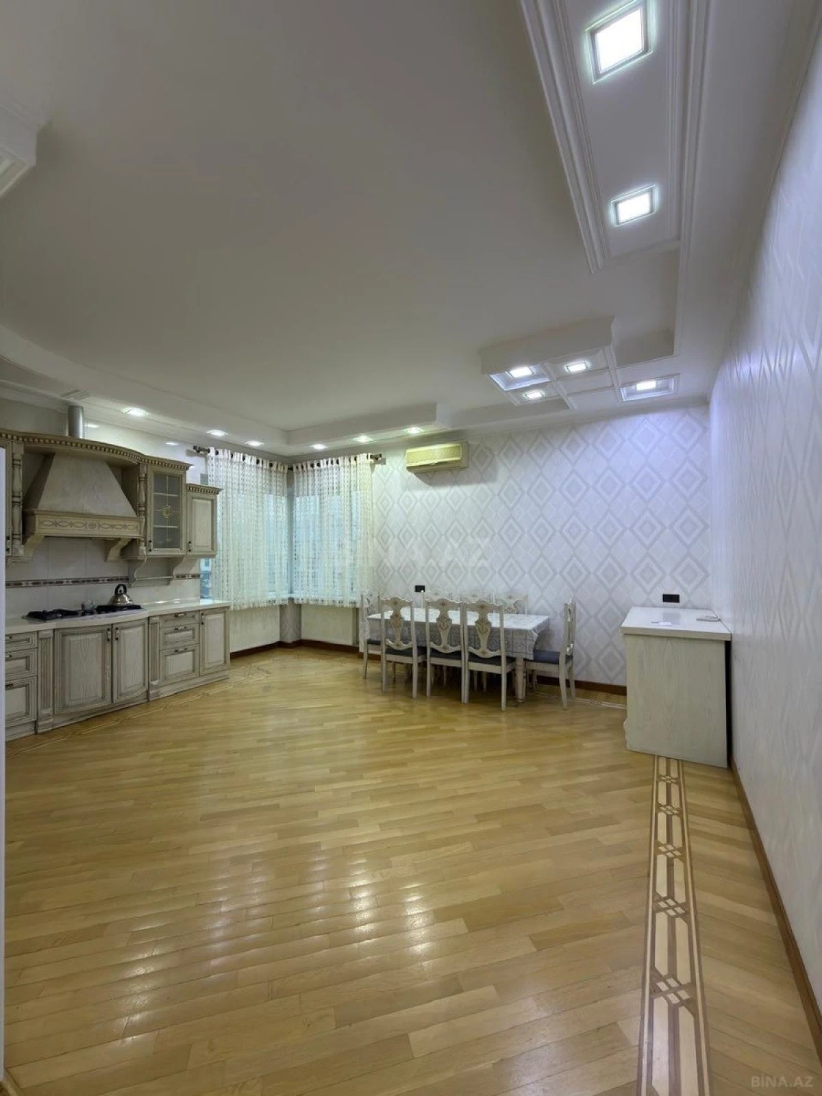 Satılır 4 otaqlı mənzil 230 m²