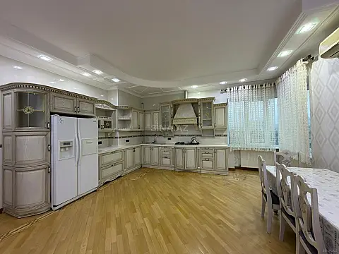 Satılır 4 otaqlı mənzil 230 m²