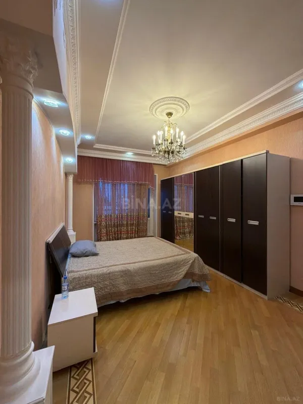 Satılır 4 otaqlı mənzil 230 m²