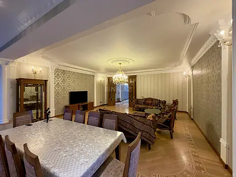 Satılır 4 otaqlı mənzil 230 m²
