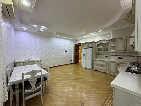 Satılır 4 otaqlı mənzil 230 m²