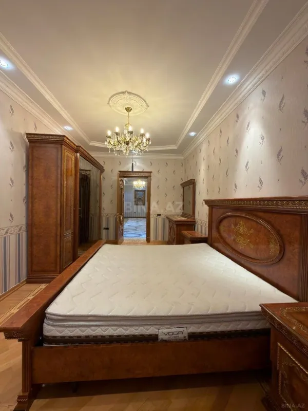 Satılır 4 otaqlı mənzil 230 m²