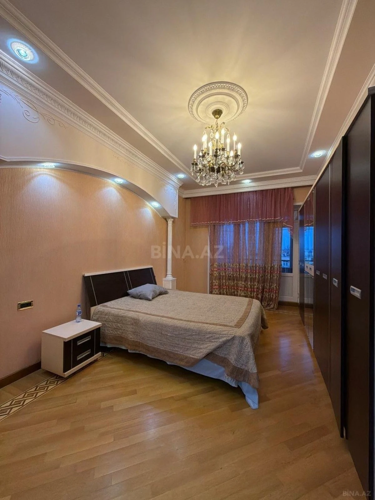 Satılır 4 otaqlı mənzil 230 m²