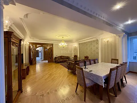 Satılır 4 otaqlı mənzil 230 m²