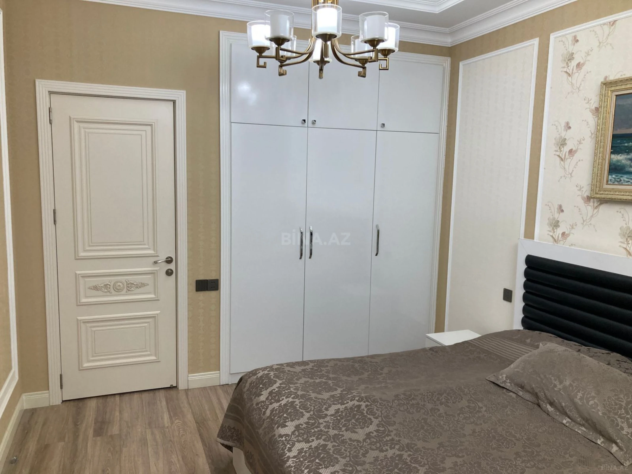Satılır 4 otaqlı mənzil 165 m²