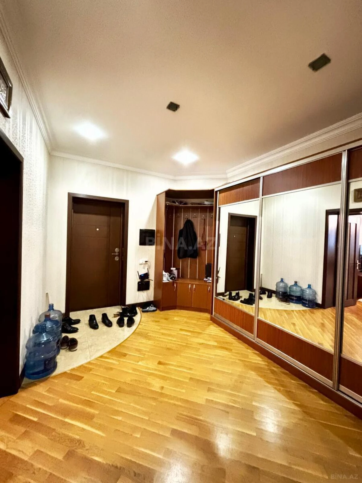 Satılır 4 otaqlı mənzil 157.7 m²
