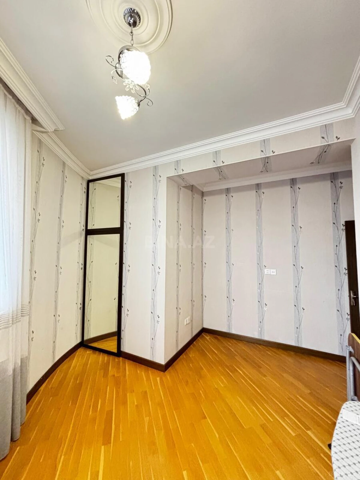 Satılır 4 otaqlı mənzil 157.7 m²