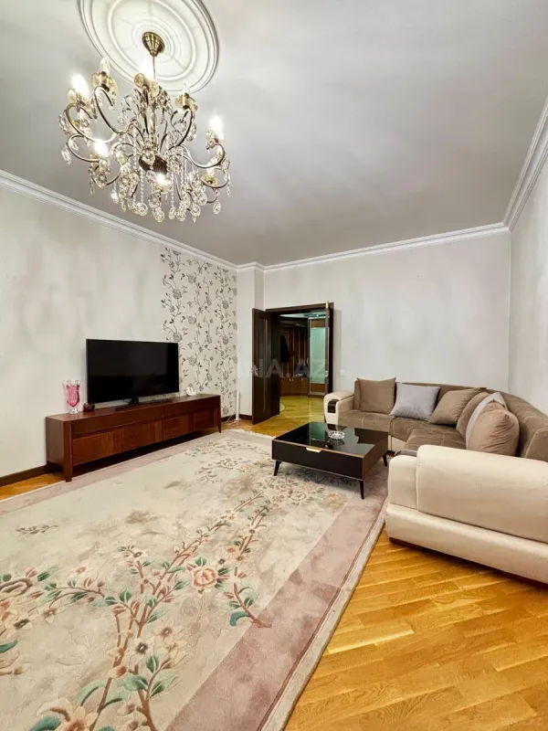 Satılır 4 otaqlı mənzil 157.7 m²