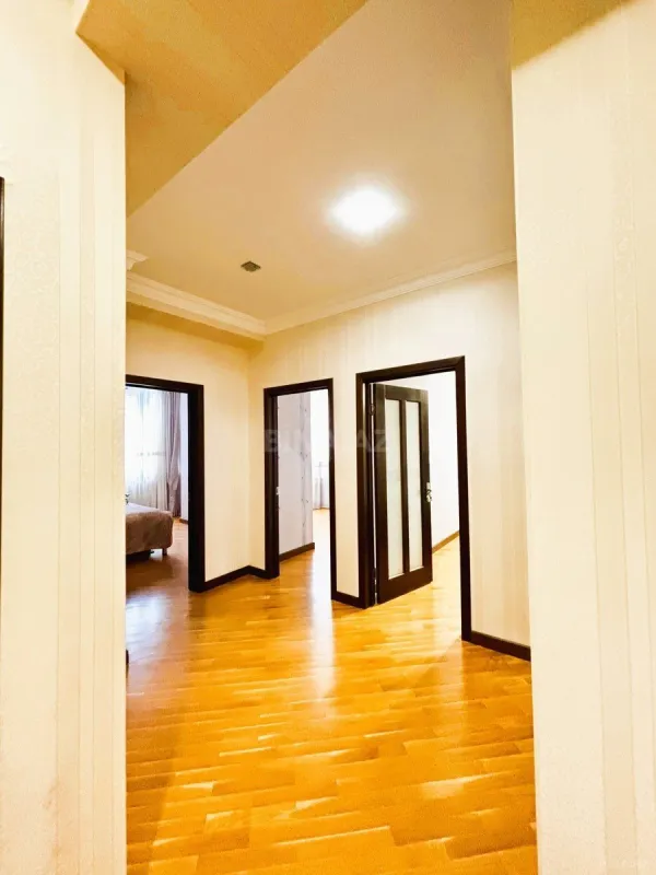 Satılır 4 otaqlı mənzil 157.7 m²
