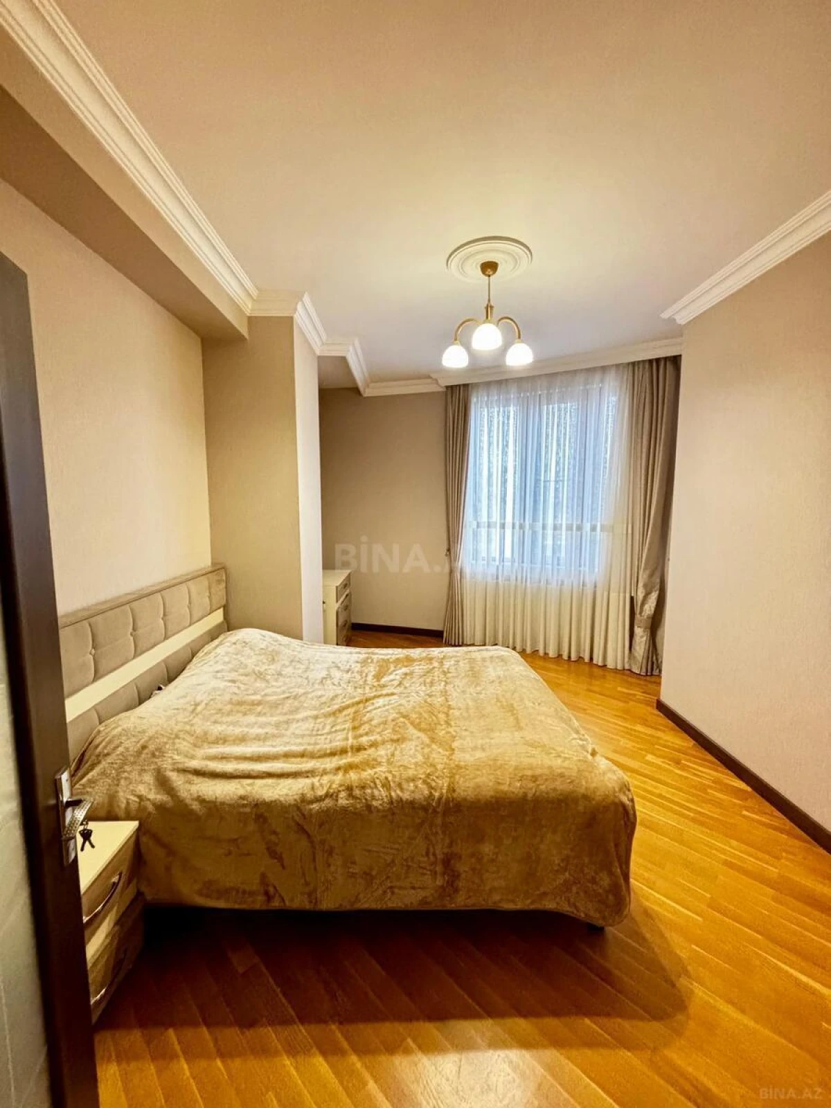 Satılır 4 otaqlı mənzil 157.7 m²
