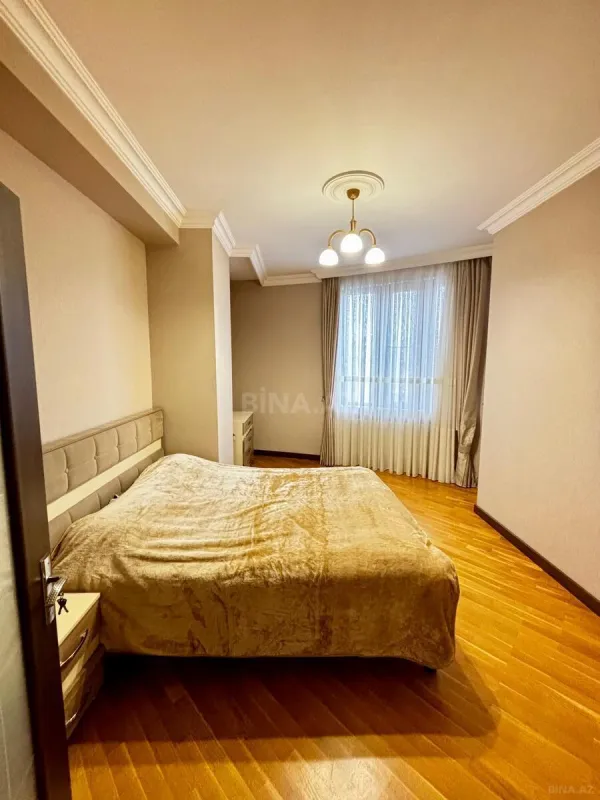 Satılır 4 otaqlı mənzil 157.7 m²