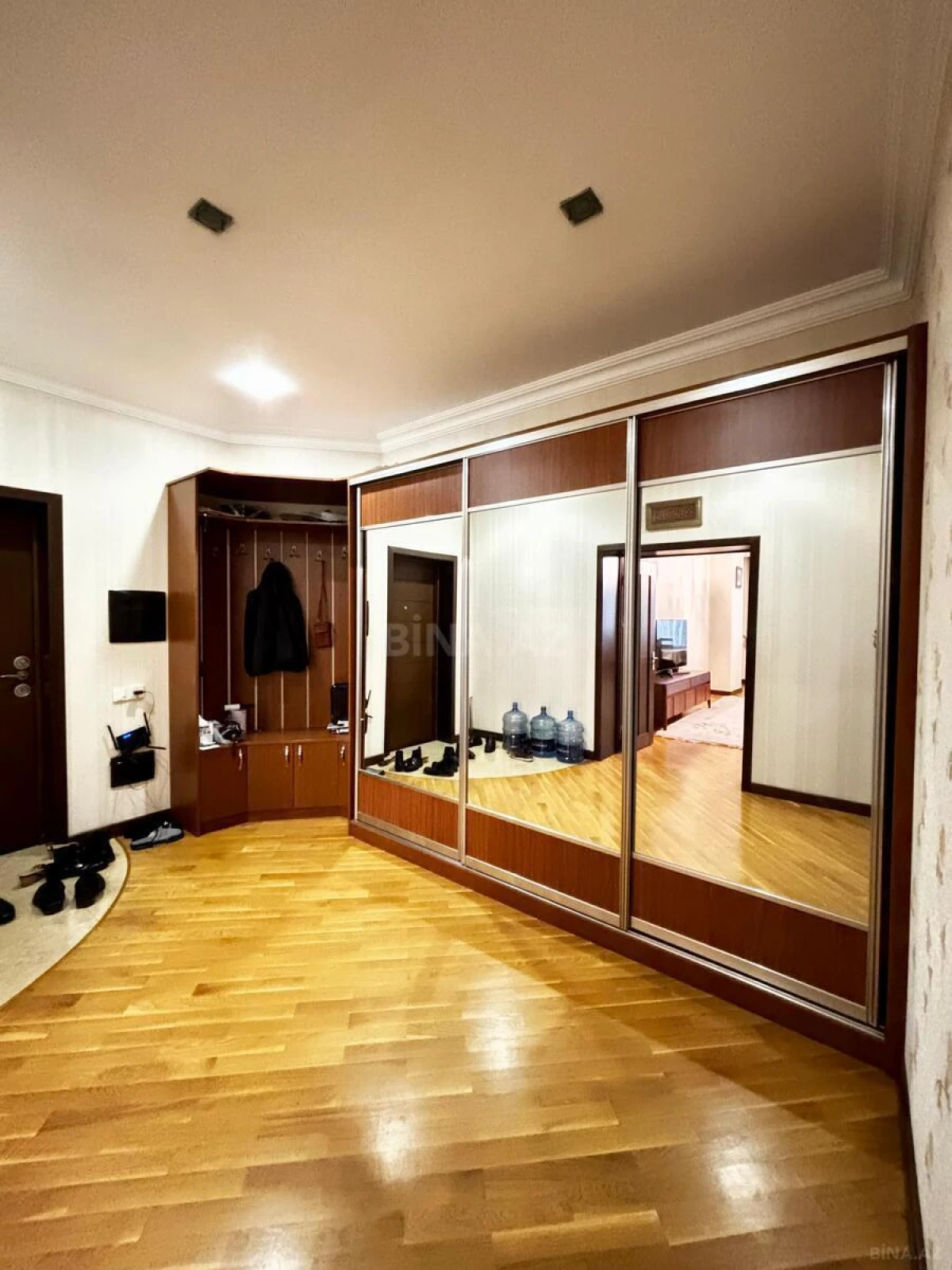 Satılır 4 otaqlı mənzil 157.7 m²