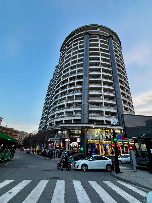 Satılır 4 otaqlı mənzil 157.7 m²