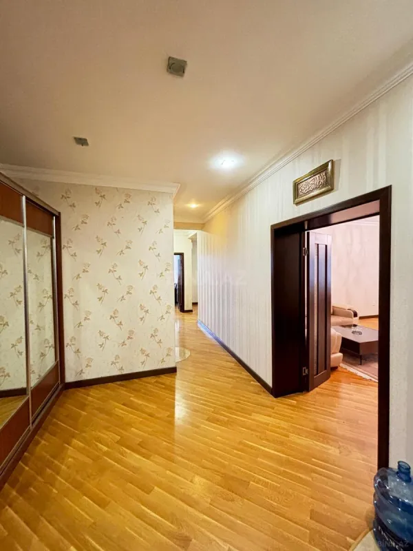 Satılır 4 otaqlı mənzil 157.7 m²