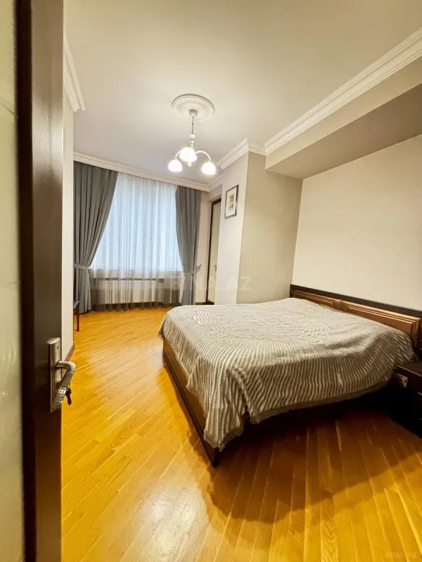 Satılır 4 otaqlı mənzil 157.7 m²