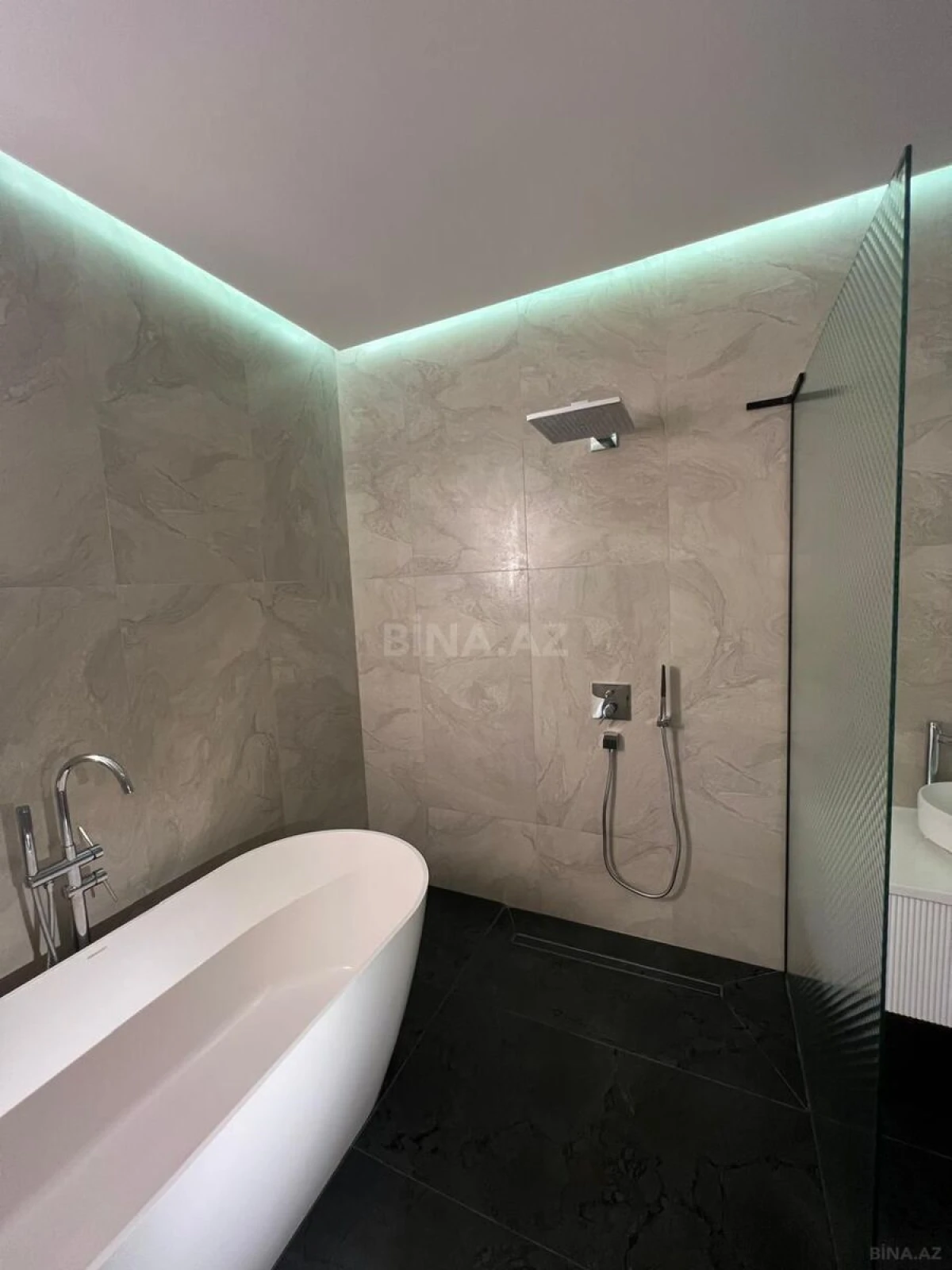 Kirayə verilir 2 otaqlı mənzil 110 m²