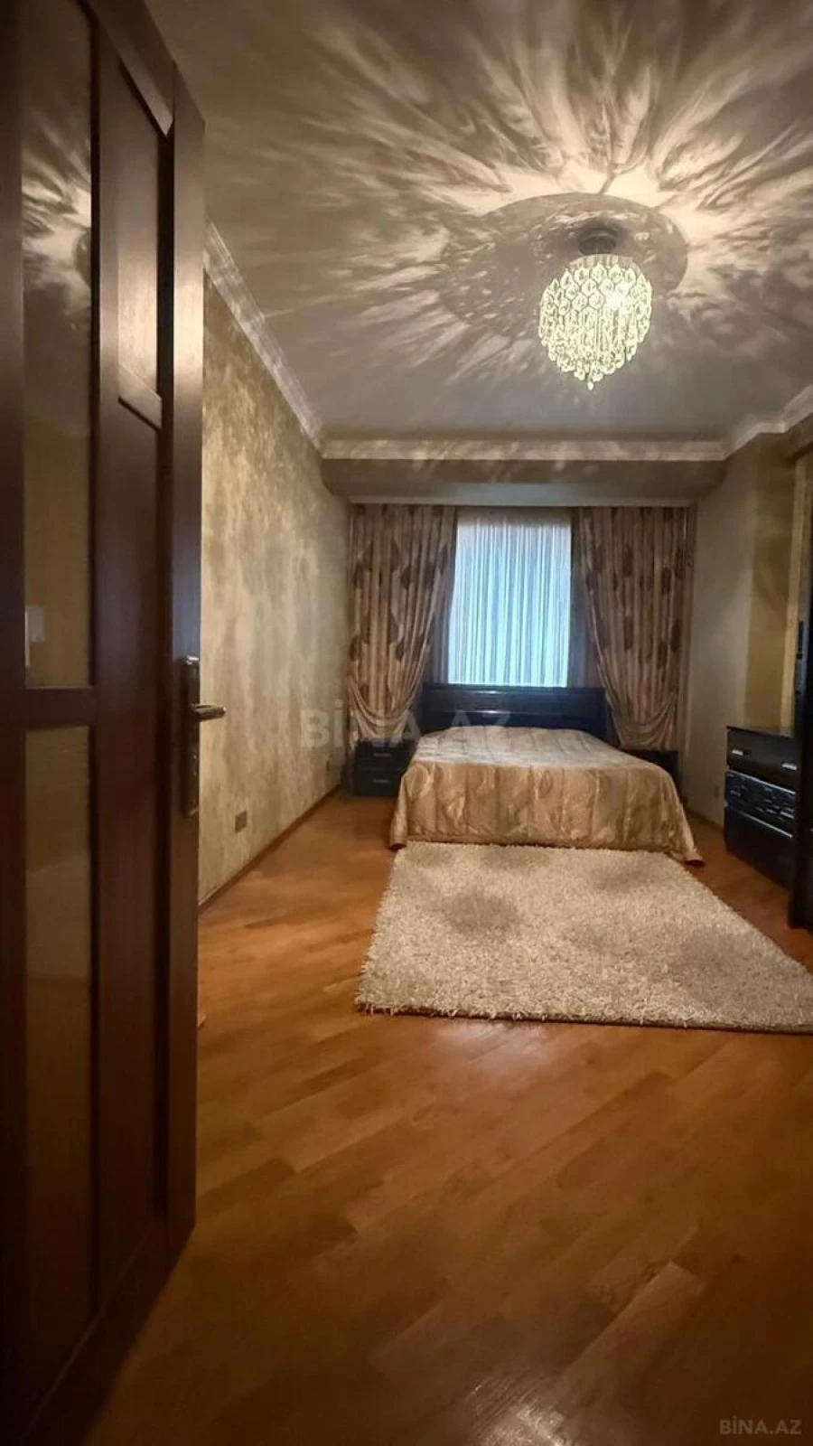 Satılır 3 otaqlı mənzil 135 m²