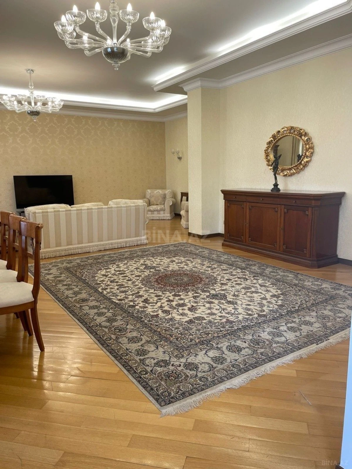 Satılır 5 otaqlı mənzil 390 m²