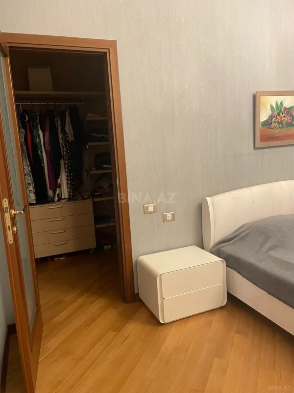 Satılır 5 otaqlı mənzil 390 m²