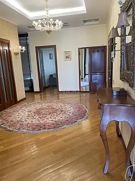 Satılır 5 otaqlı mənzil 390 m²
