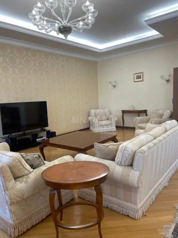 Satılır 5 otaqlı mənzil 390 m²