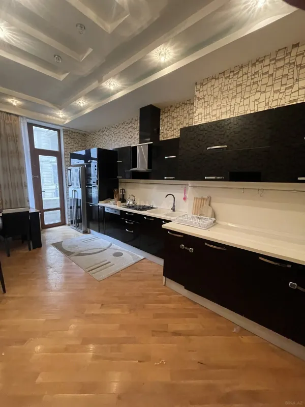 Kirayə verilir 3 otaqlı mənzil 150 m²