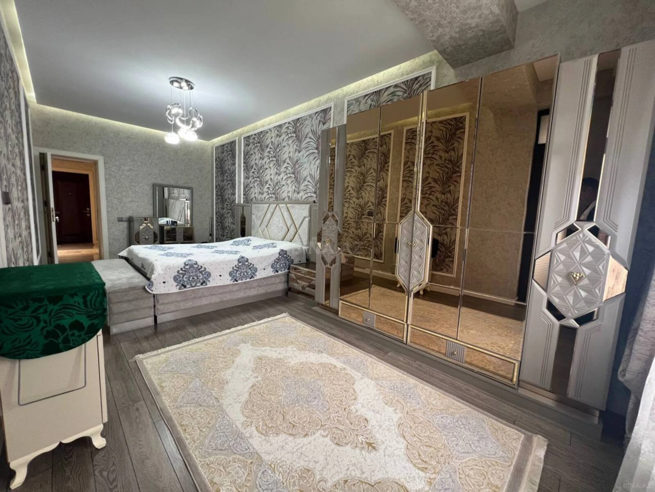 Satılır 3 otaqlı mənzil 135 m²