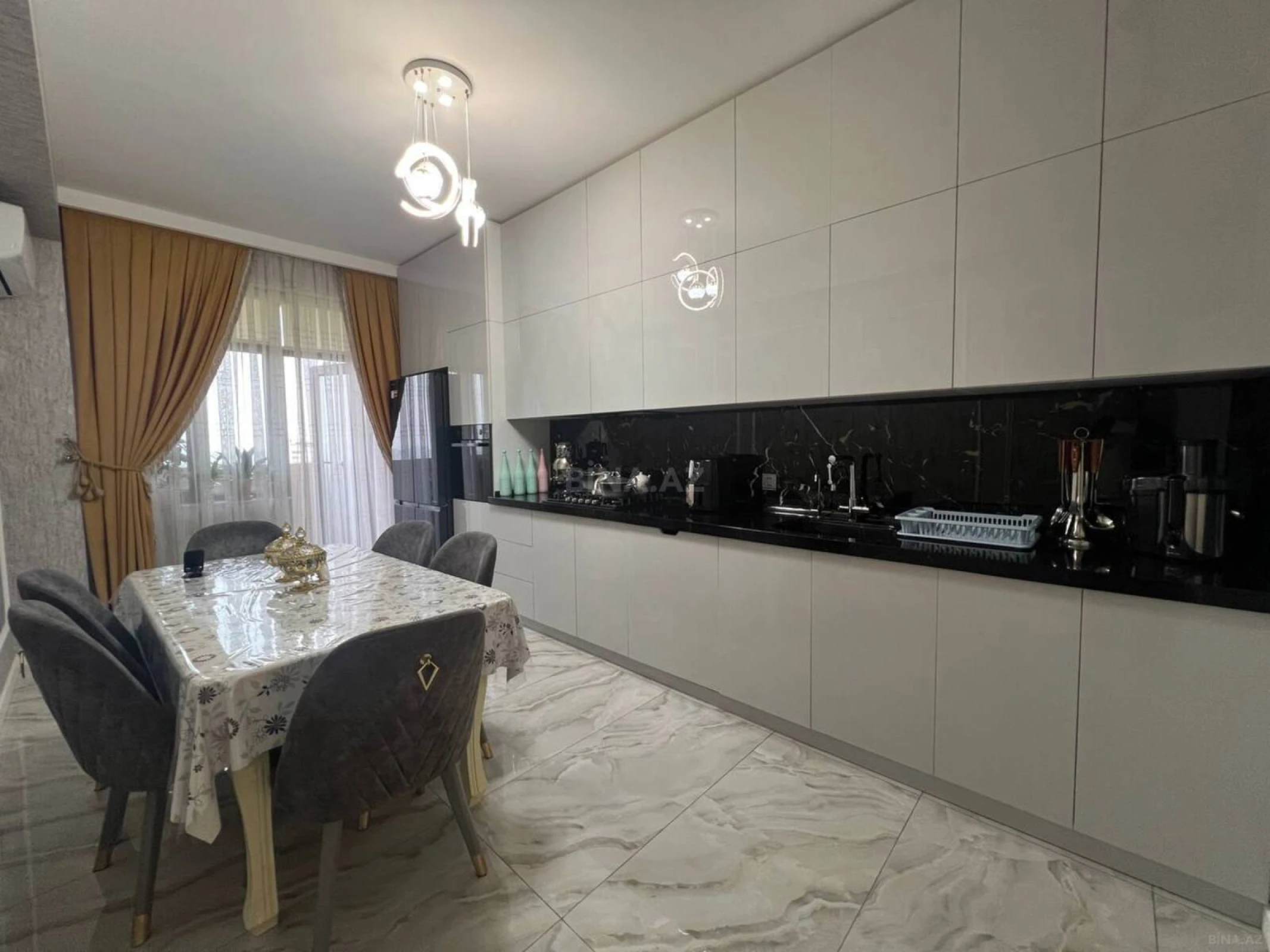 Satılır 3 otaqlı mənzil 135 m²
