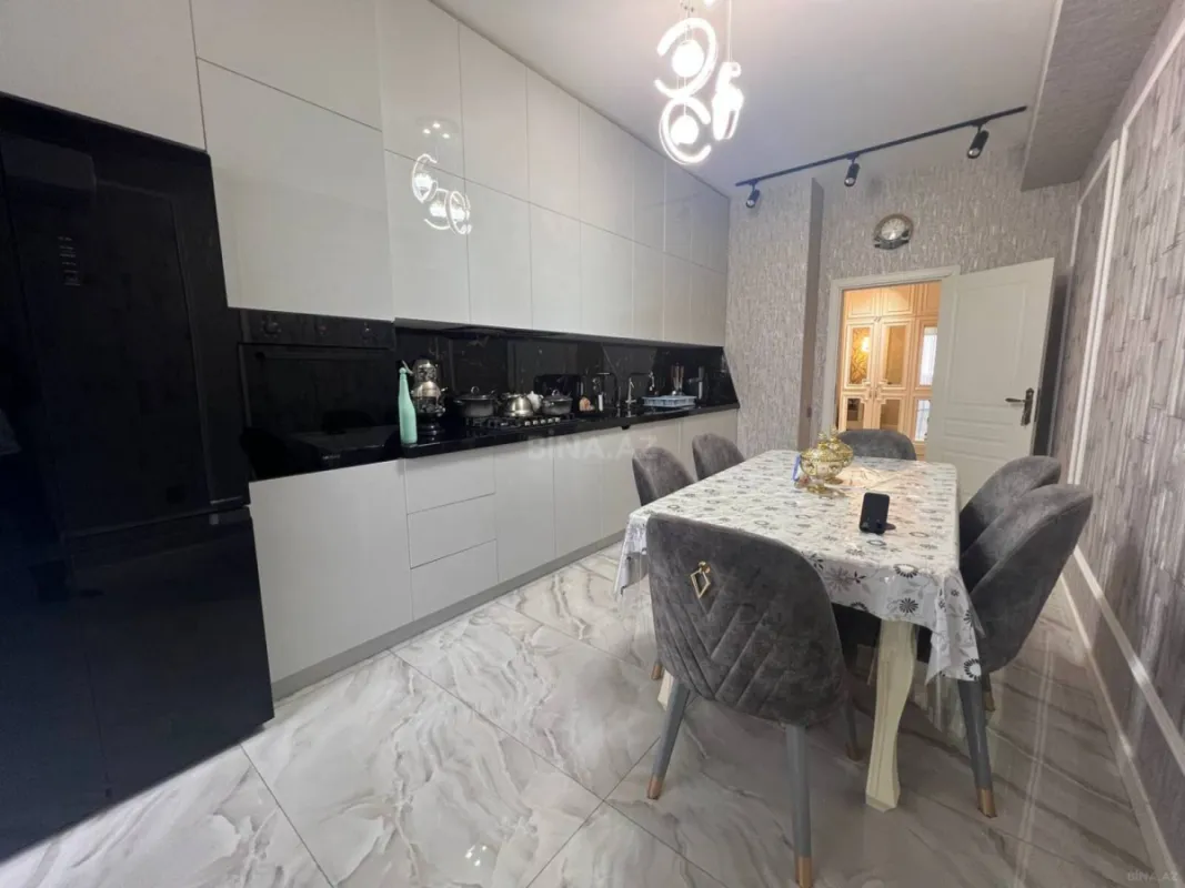 Satılır 3 otaqlı mənzil 135 m²