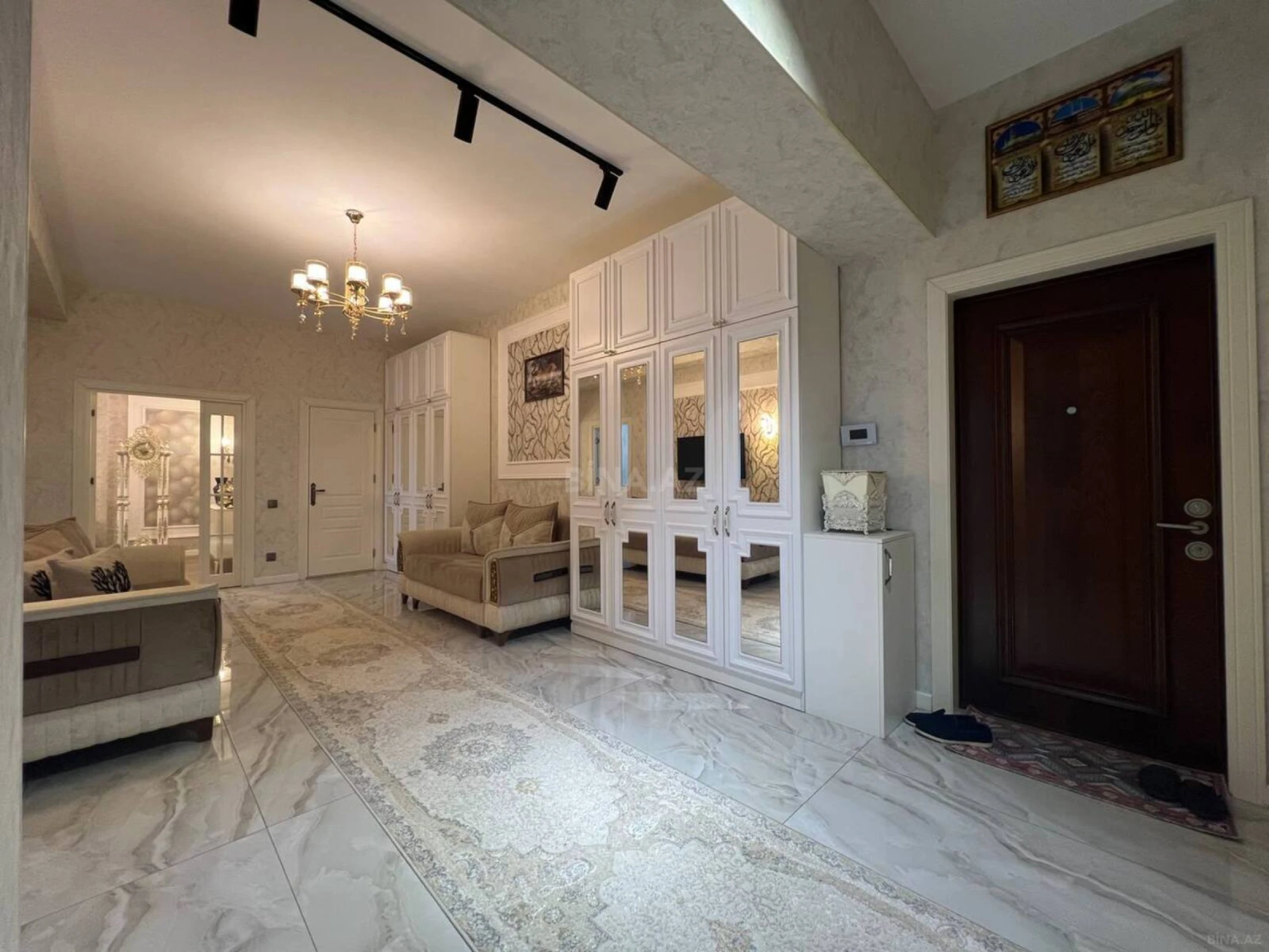 Satılır 3 otaqlı mənzil 135 m²
