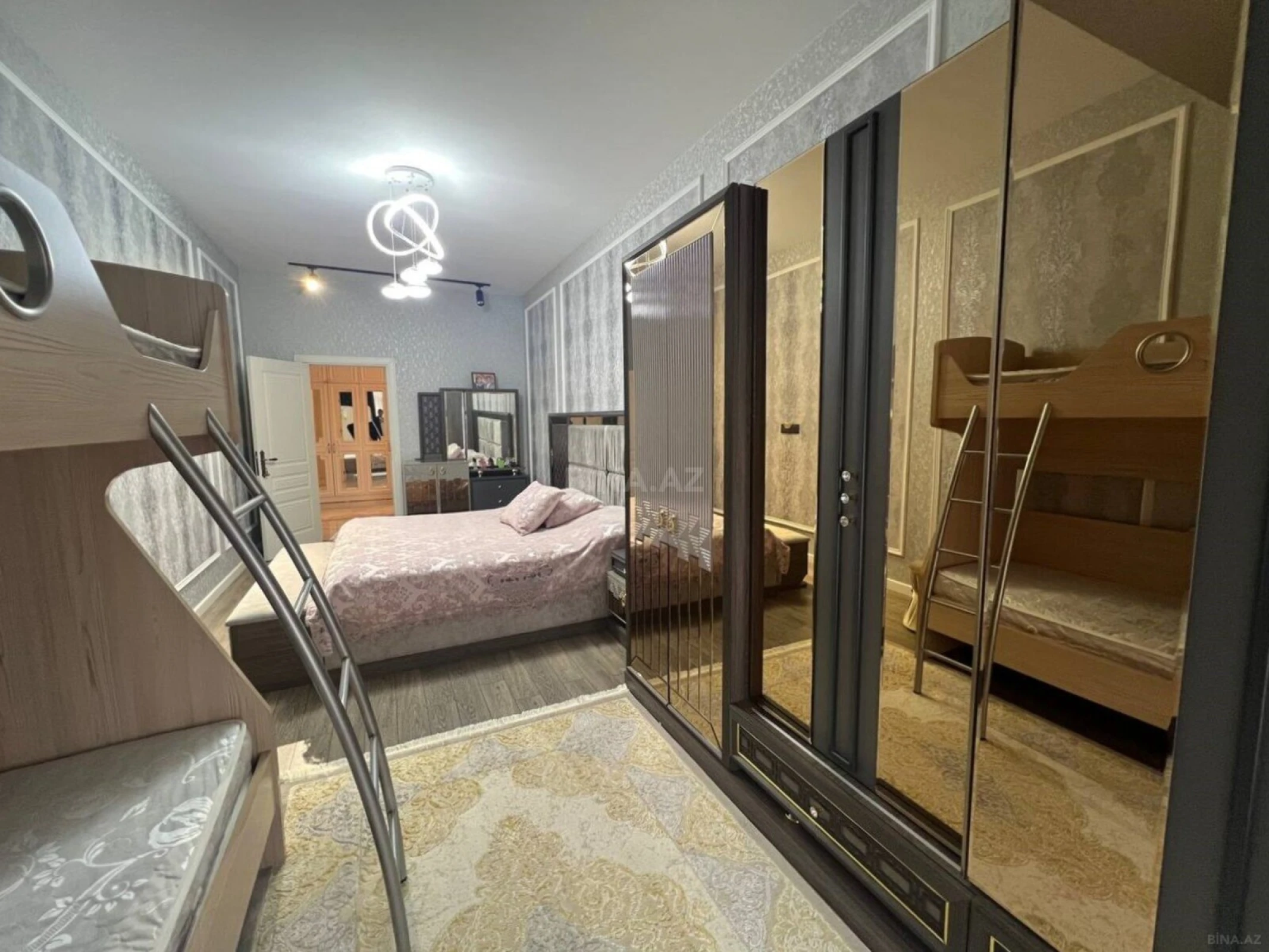 Satılır 3 otaqlı mənzil 135 m²