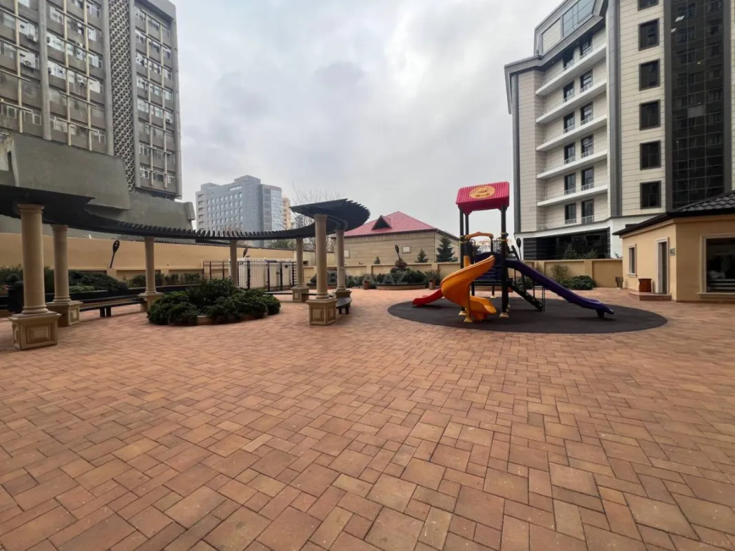 Satılır 3 otaqlı mənzil 135 m²