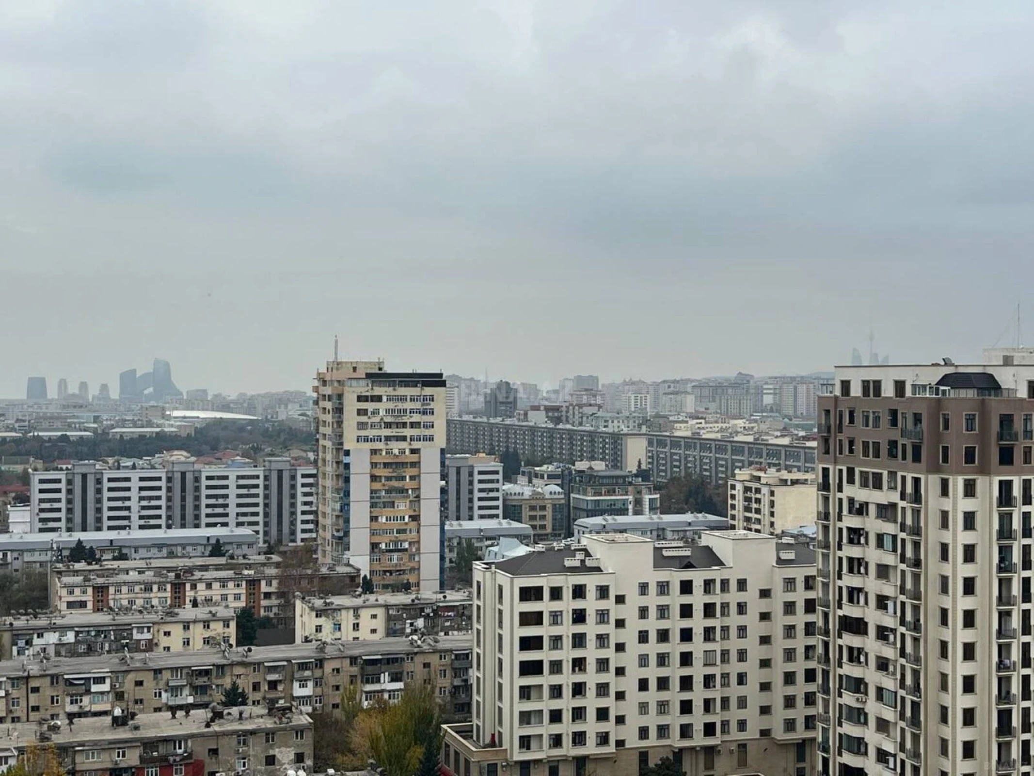 Satılır 3 otaqlı mənzil 135 m²