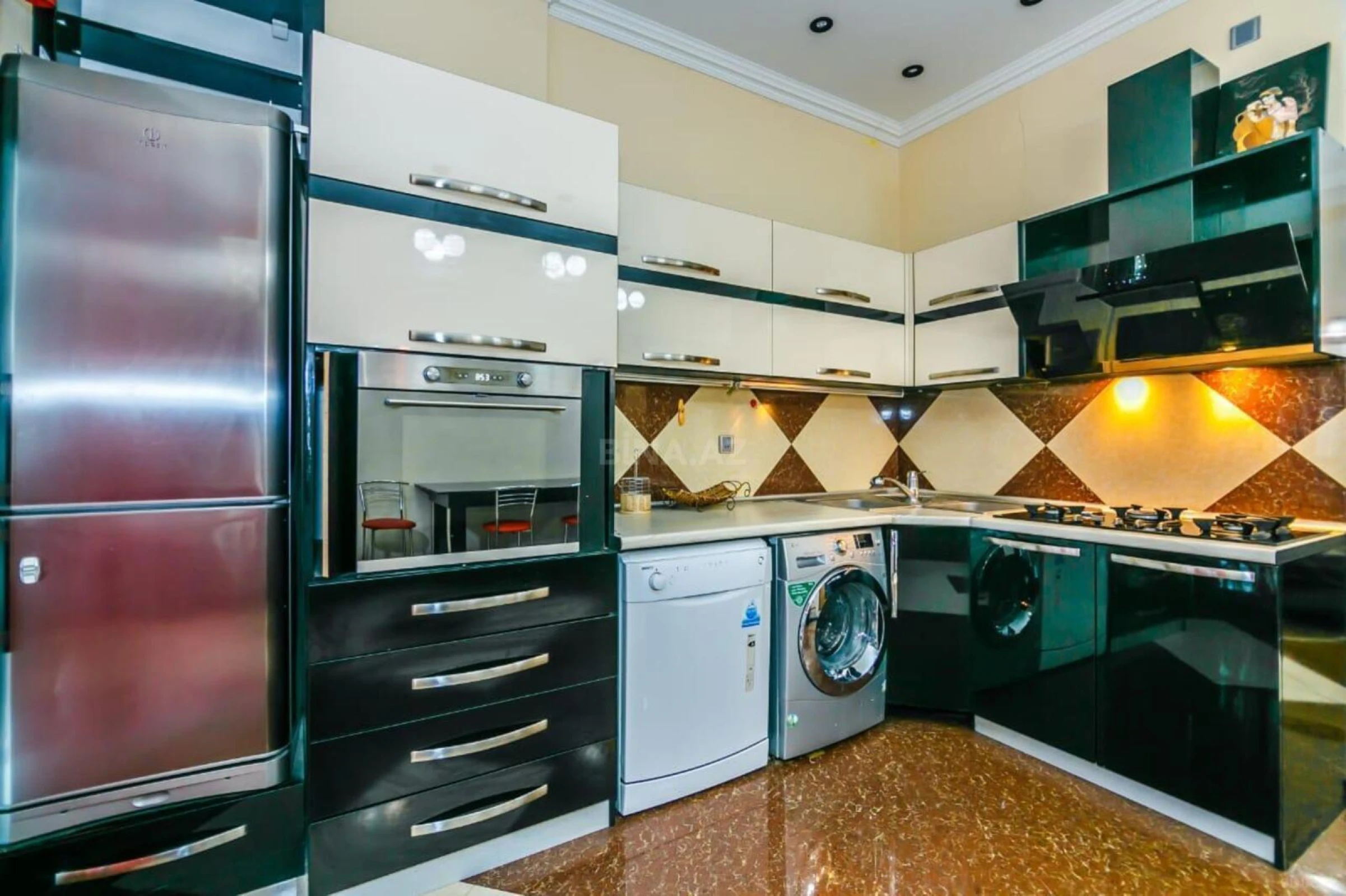 Kirayə verilir 3 otaqlı mənzil 135 m²