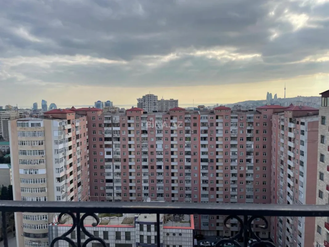 Satılır 6 otaqlı mənzil 700 m²