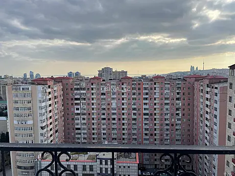Satılır 6 otaqlı mənzil 700 m²