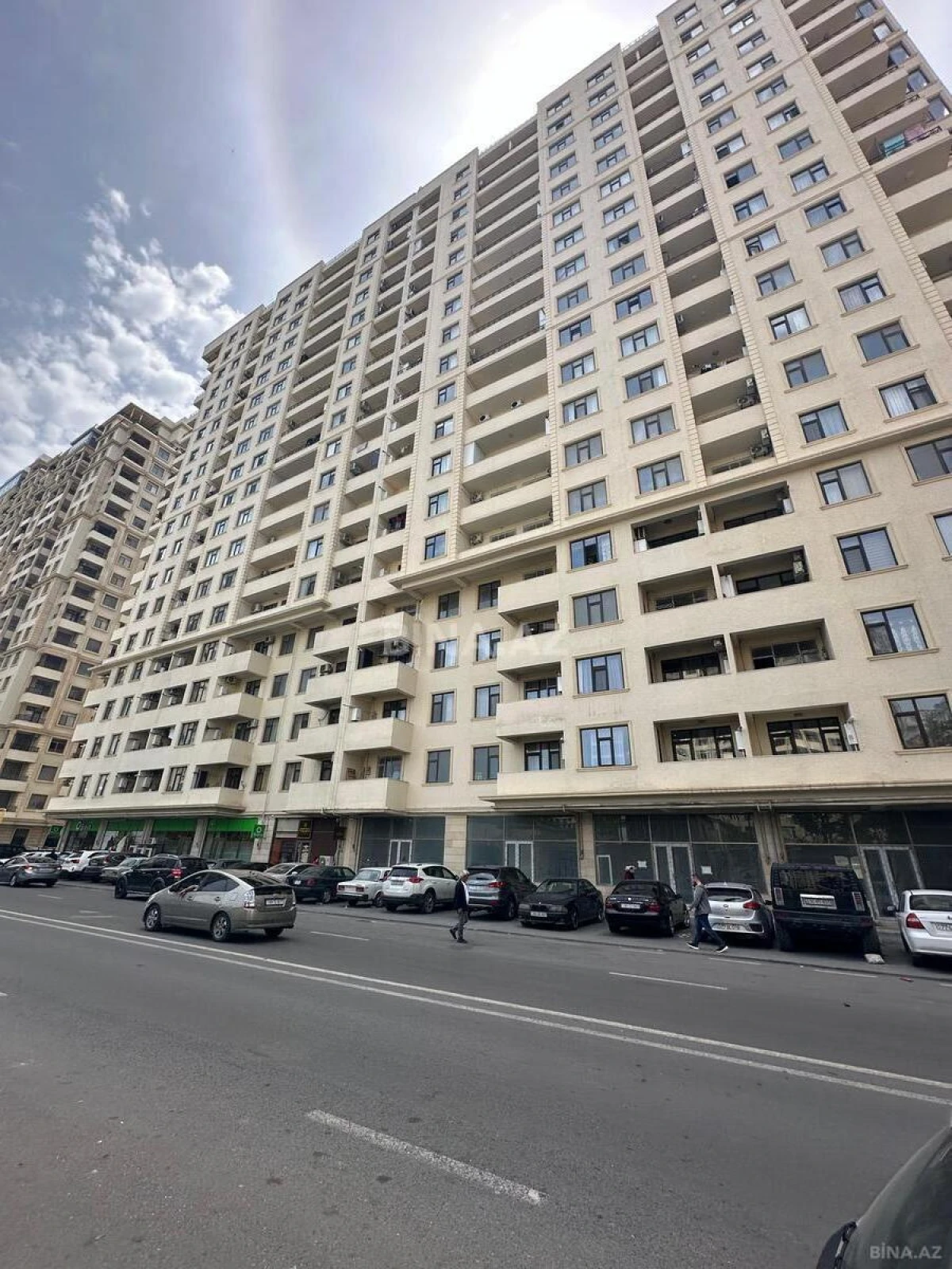 Satılır 6 otaqlı mənzil 700 m²