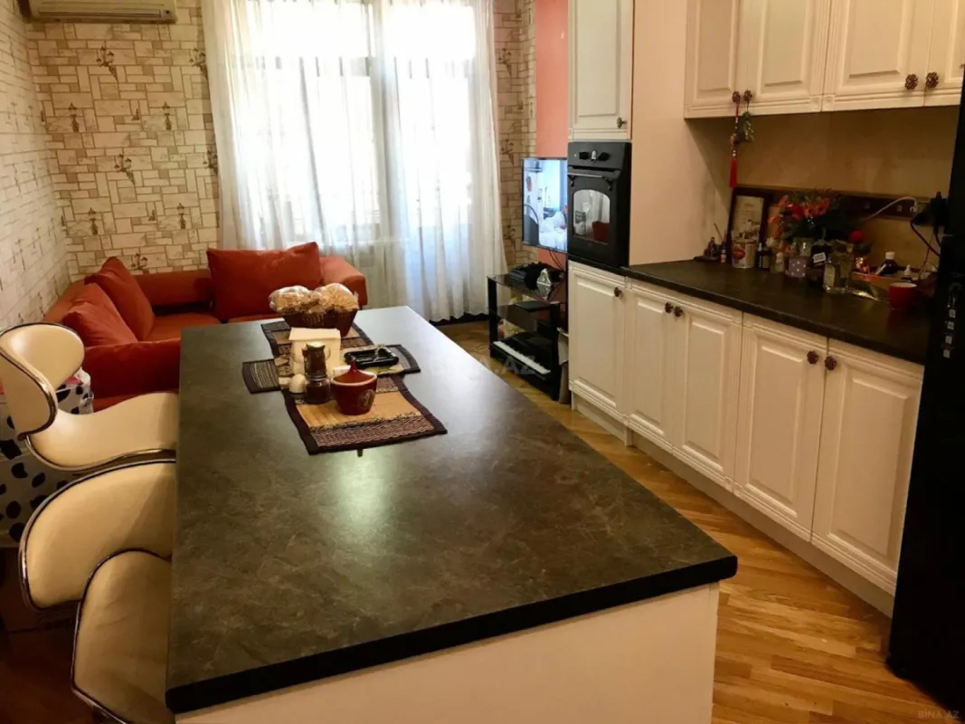 Satılır 3 otaqlı mənzil 130 m²