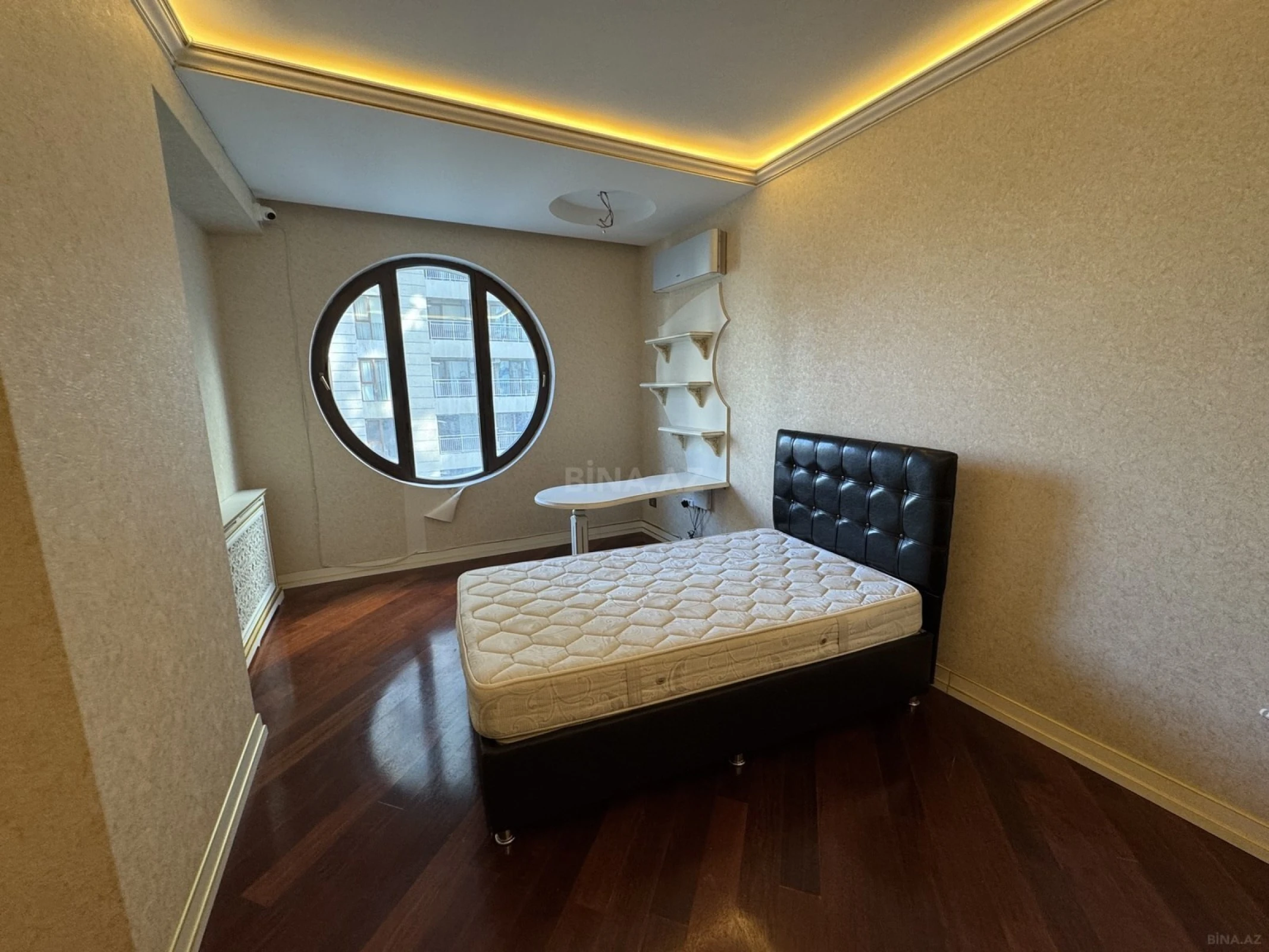 Satılır 3 otaqlı mənzil 192 m²