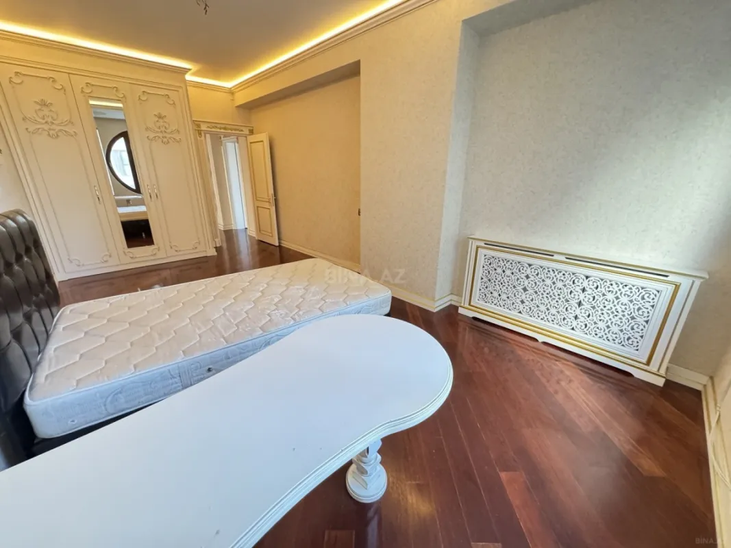 Satılır 3 otaqlı mənzil 192 m²