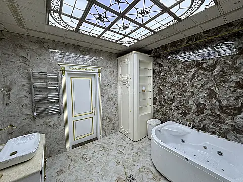 Satılır 3 otaqlı mənzil 192 m²