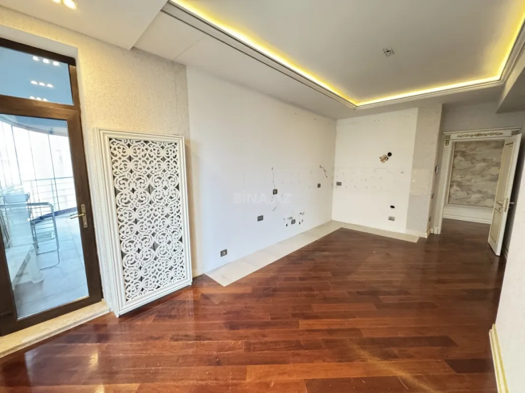 Satılır 3 otaqlı mənzil 192 m²