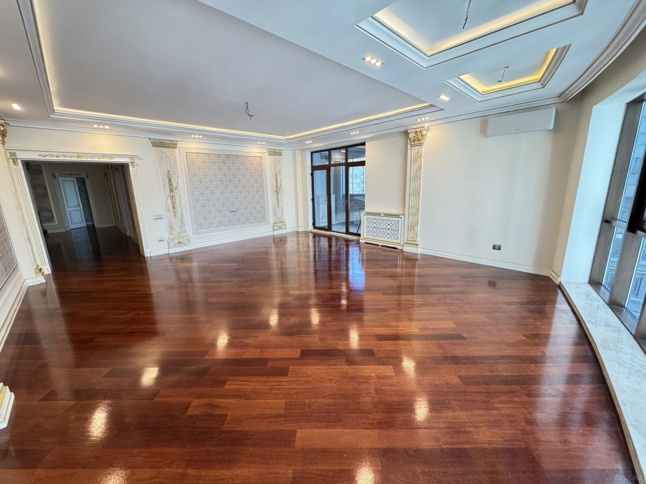 Satılır 3 otaqlı mənzil 192 m²
