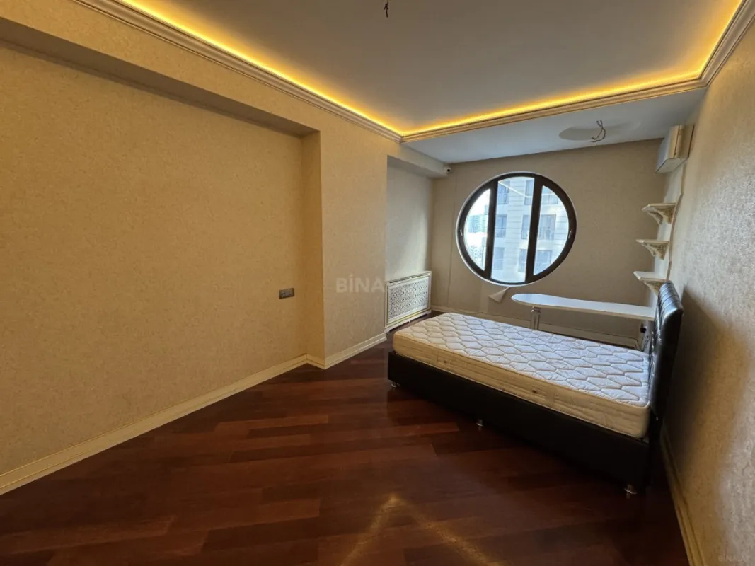 Satılır 3 otaqlı mənzil 192 m²