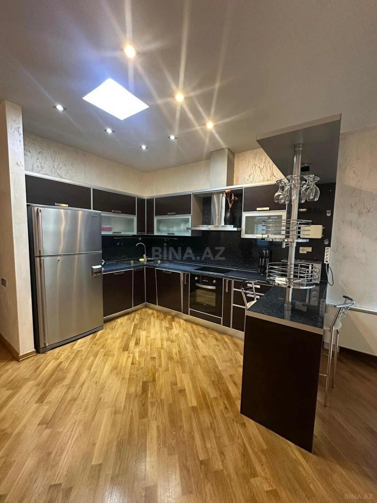 Kirayə verilir 3 otaqlı mənzil 160 m²