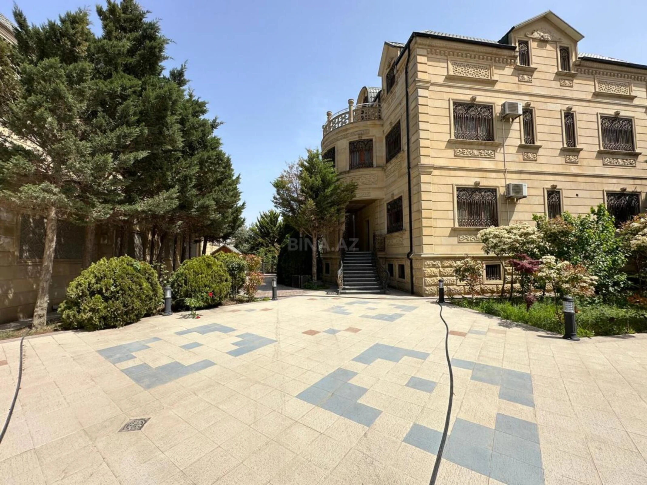 Satılır 7 otaqlı həyət evi 550 m²