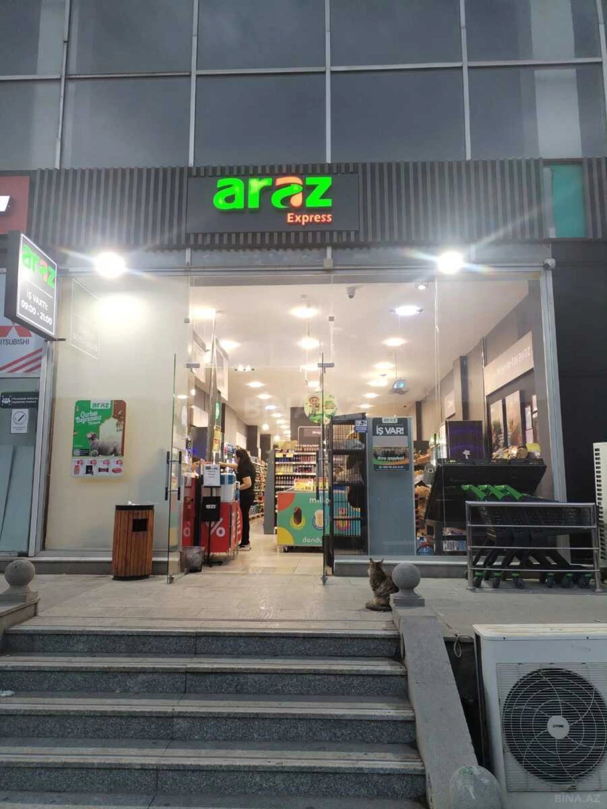 Satılır obyekt 303 m²