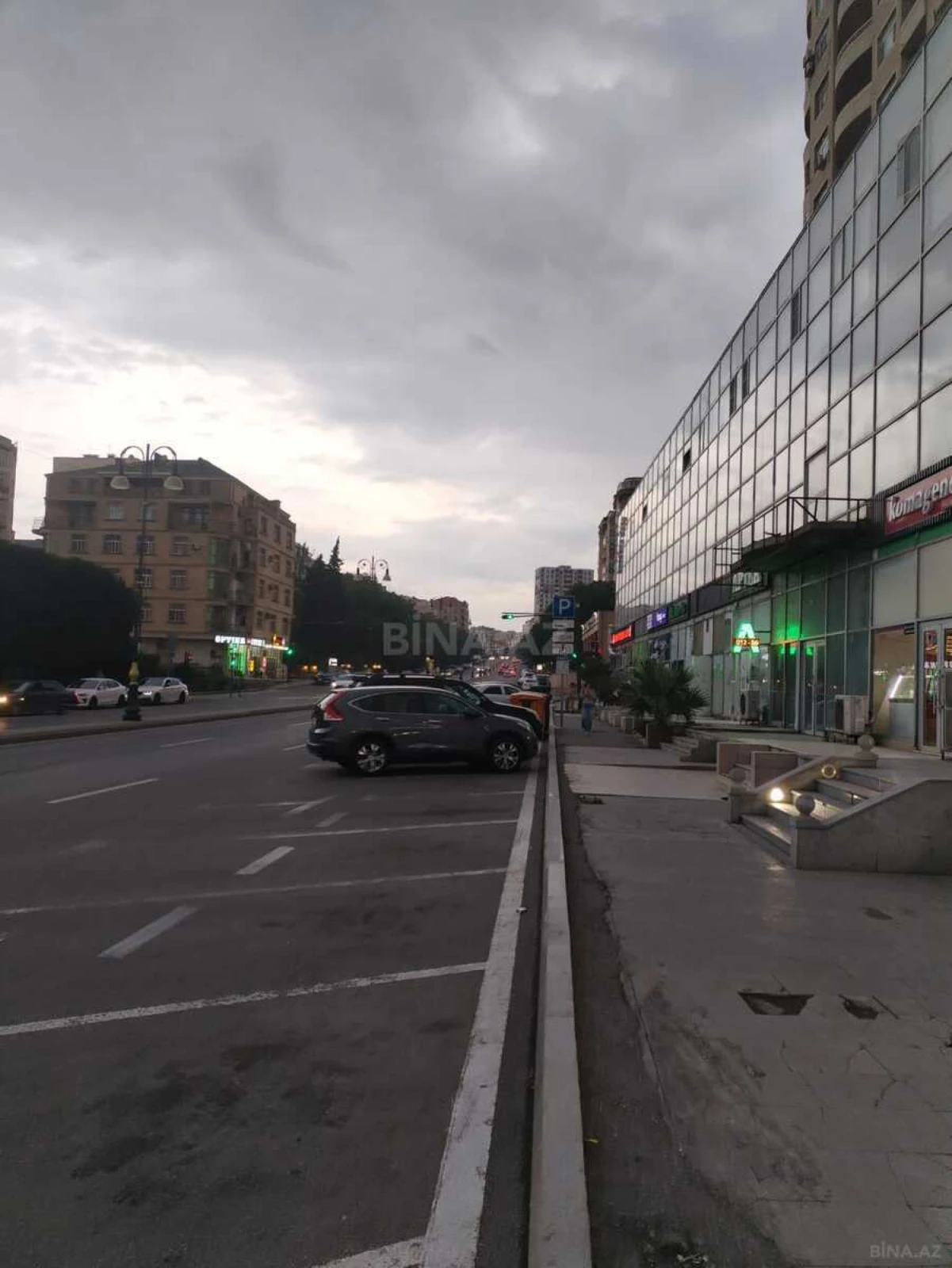 Satılır obyekt 303 m²