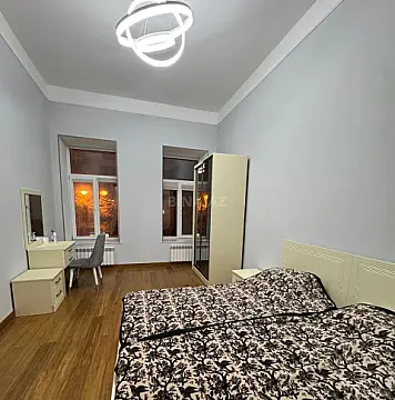Kirayə verilir 2 otaqlı mənzil 80 m²