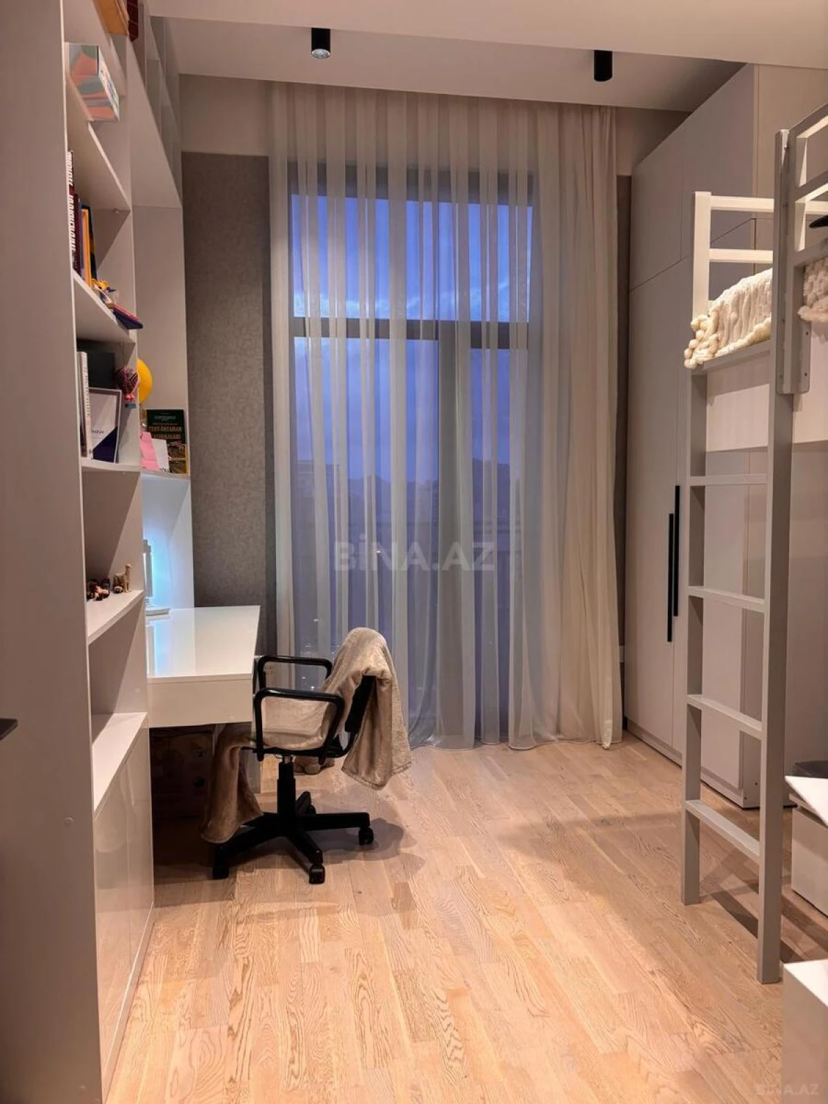 Satılır 4 otaqlı mənzil 140 m²